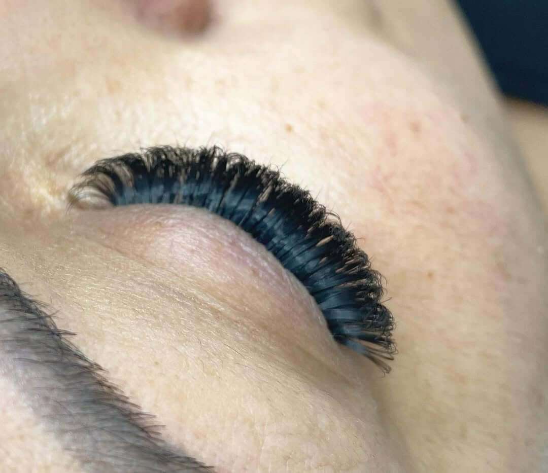 Das Geheimnis langanhaltender Wimpernverlängerungen: Tipps & Tricks vom Experten