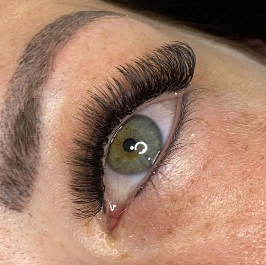 Das Geheimnis langanhaltender Wimpernverlängerungen: Tipps & Tricks vom Experten