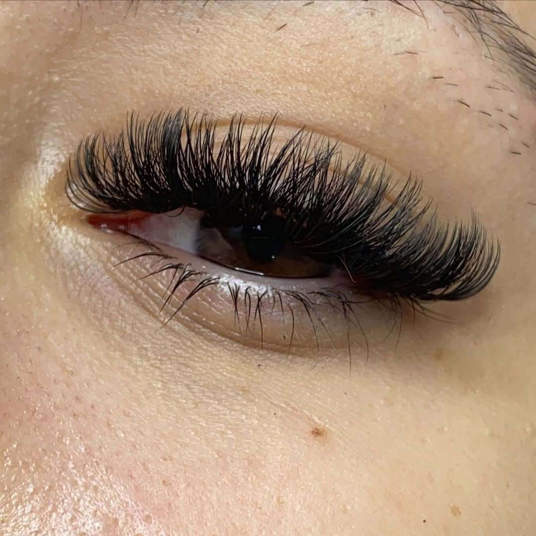 Das Geheimnis langanhaltender Wimpernverlängerungen: Tipps & Tricks vom Experten