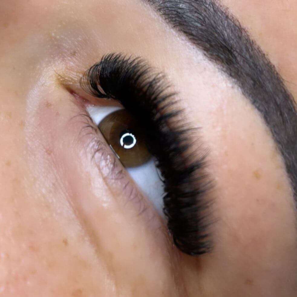 Das Geheimnis langanhaltender Wimpernverlängerungen: Tipps & Tricks vom Experten