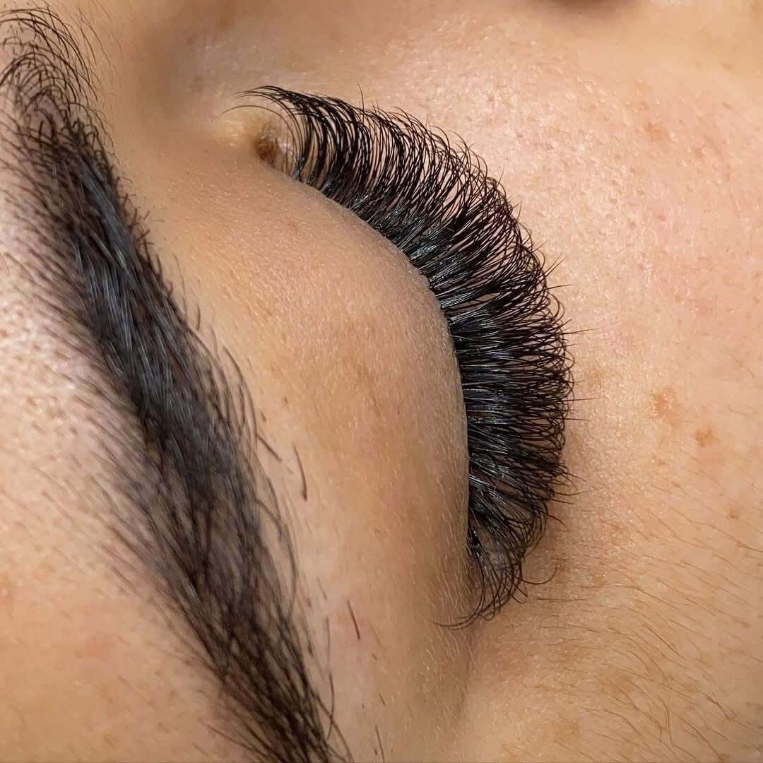 Das Geheimnis langanhaltender Wimpernverlängerungen: Tipps & Tricks vom Experten