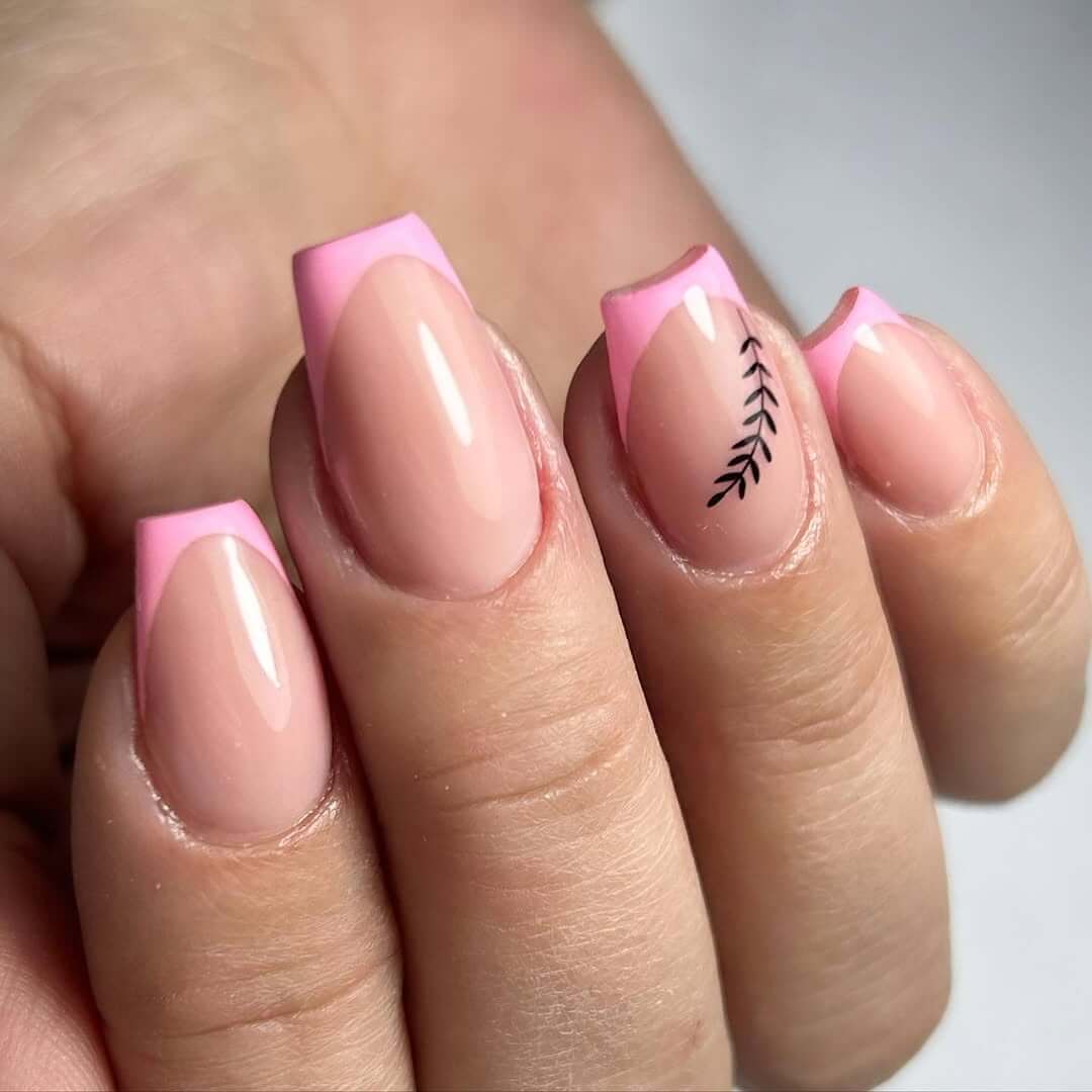 Maniküre Trends: Die heißesten Nagelfarben und Designs für diese Saison