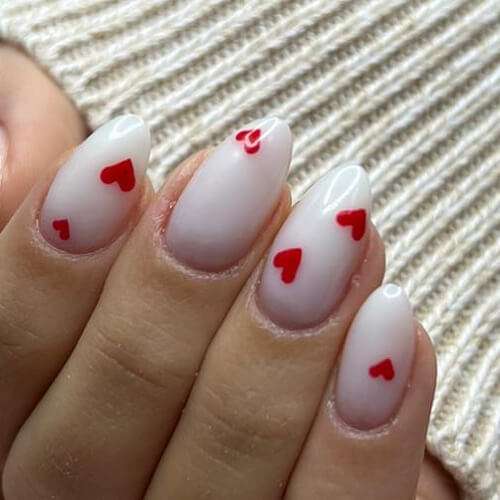 Maniküre Trends: Die heißesten Nagelfarben und Designs für diese Saison